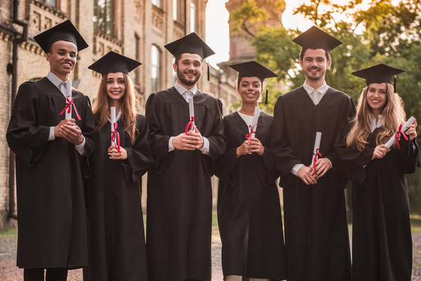 Счастливые молодые выпускники
 - Фото, изображение