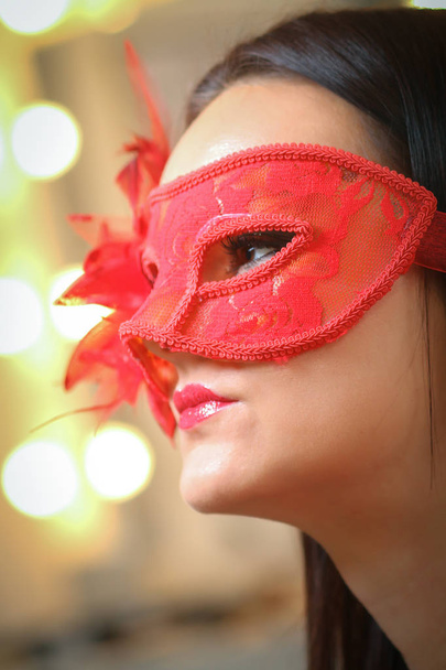 Mulher modelo de beleza vestindo máscara de carnaval mascarada sobre Christm
 - Foto, Imagem