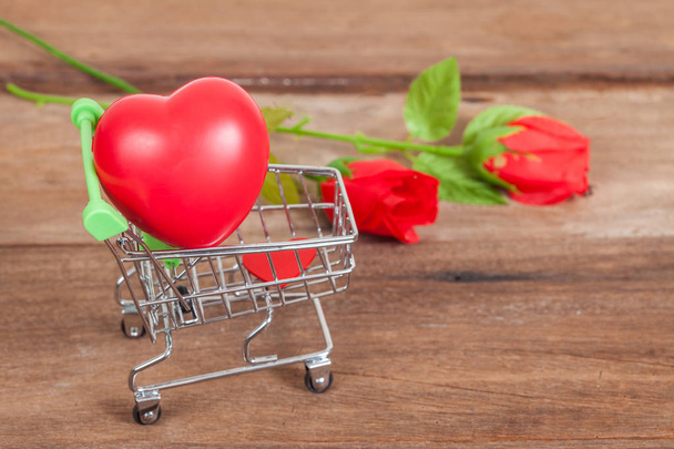 red heart sign in shopping cart - Foto, Imagem