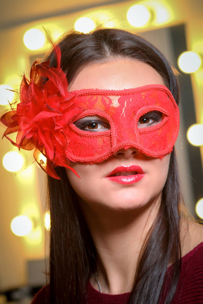 Belleza modelo mujer usando mascarada máscara de carnaval sobre Christm
 - Foto, imagen