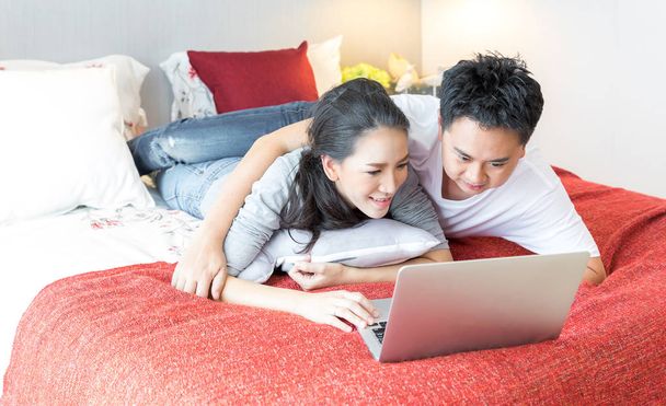 Asian Couple using laptop - Valokuva, kuva