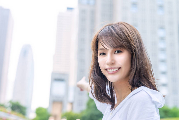 Business asian woman outdoor showing city skyline - Photo, Image