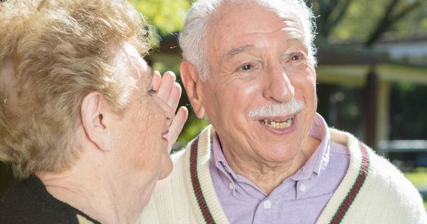 Aktiiviset vanhukset nauttivat elämästä puutarhassa
 - Valokuva, kuva
