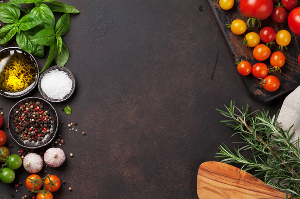 Tomaatit, basilika, oliiviöljy ja mausteet
 - Valokuva, kuva