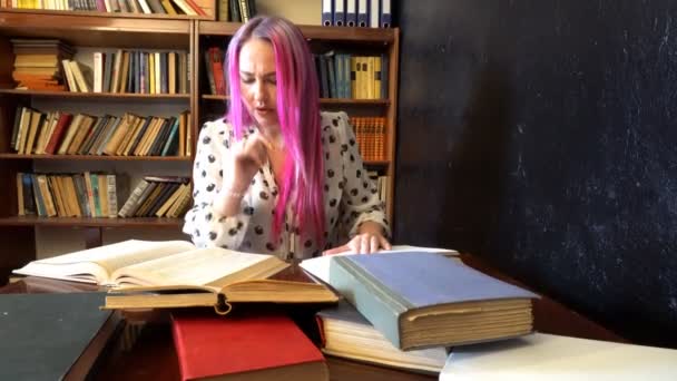 menina está se preparando para o exame na biblioteca leitura de livros
 - Filmagem, Vídeo