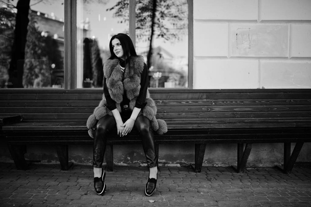 Fashion outdoor photo of gorgeous sensual woman with dark hair i - Foto, Imagem