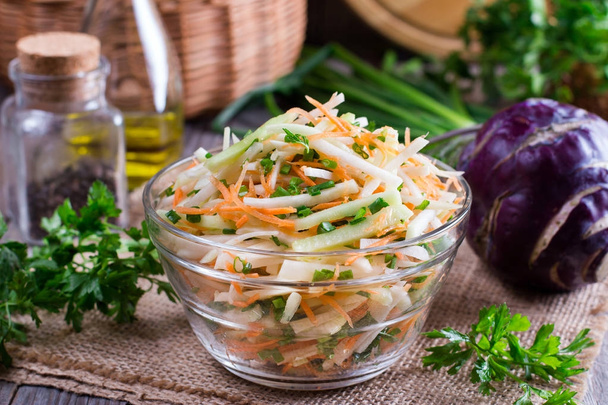 Čerstvé vegetariánský salát ze zeleniny ve skleněné míse. Zdravé stravování - Fotografie, Obrázek