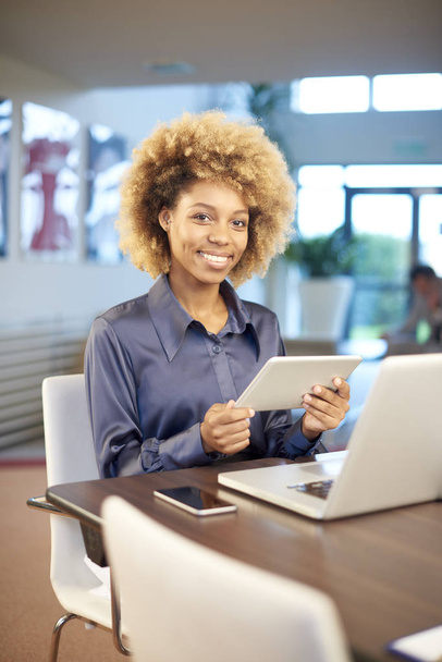 businesswoman using digital tablet - Φωτογραφία, εικόνα