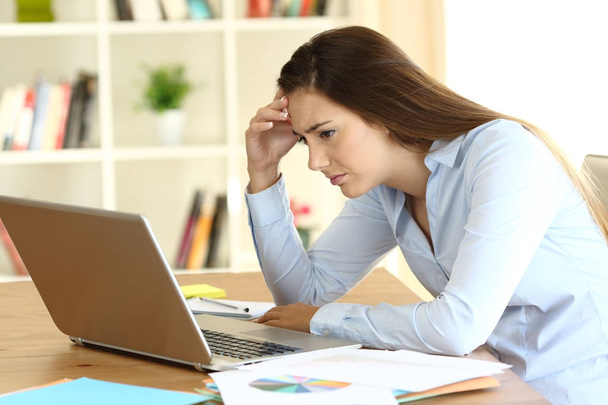 Worried freelance worker reading bad news on line - Photo, Image