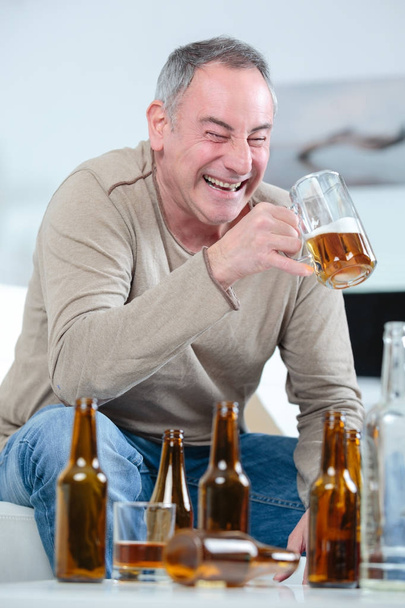 man feeling happy and celebrating while drinking beers - Фото, зображення