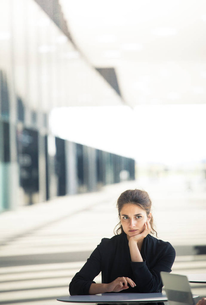 Thoughtful business woman - Fotoğraf, Görsel