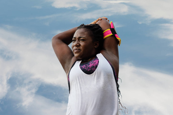 σπορ ελκυστική γυναίκα αφρικανική κάνει ασκήσεις, απομονωμένο - Φωτογραφία, εικόνα