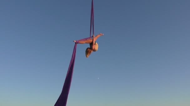 Acrobat woman hanging on silk in the sky. - Footage, Video