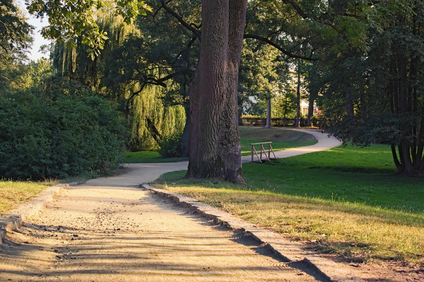 Járda a parkban zöld pázsit napfényben. Telc város dél-Morvaországban, a Cseh Köztársaságban. Az UNESCO világörökségi oldala - Fotó, kép