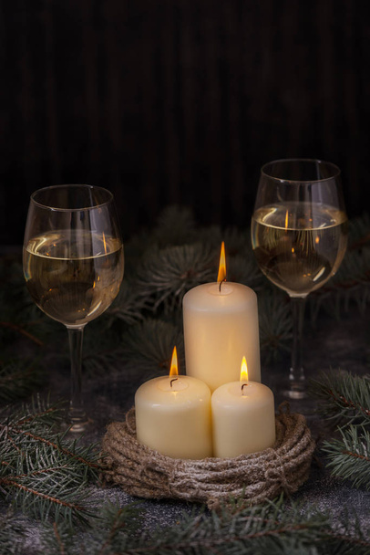 Κεριά και δύο ποτήρια κρασί - Φωτογραφία, εικόνα