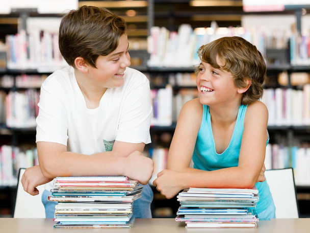 Два хлопчики в бібліотеці
 - Фото, зображення