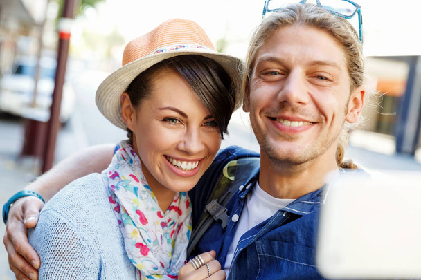 Smiling couple with the camera - Фото, зображення