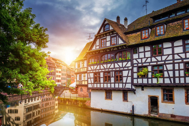 Strasbourg, Fransa Petite France antika ahşap evlerin. F - Fotoğraf, Görsel