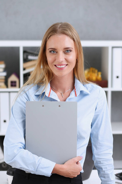 Business woman holding a writing tablet - Φωτογραφία, εικόνα