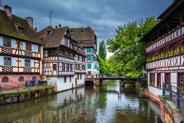 La Petite France, Strasbourg geleneksel yarı ahşap evleri - Fotoğraf, Görsel
