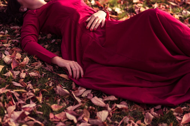 gyönyörű nő az őszi parkban - Fotó, kép