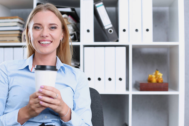 Sorrindo mulher de negócios bebendo café
 - Foto, Imagem