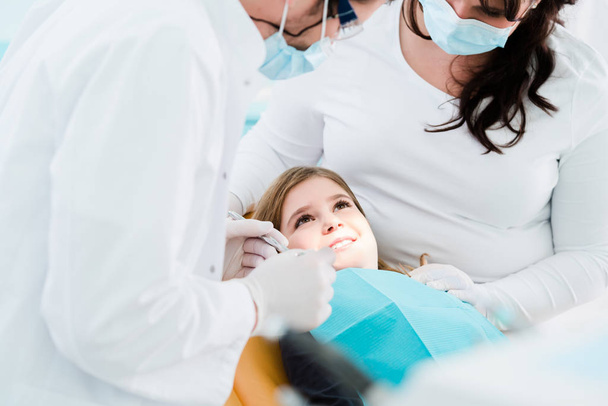 Dentista trearing niño en su cirugía
 - Foto, Imagen