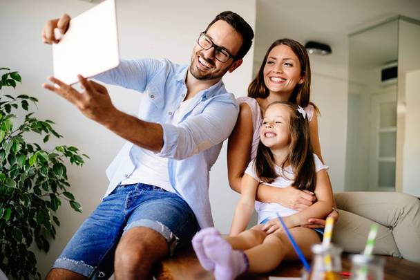 family taking selfie in their house - Zdjęcie, obraz