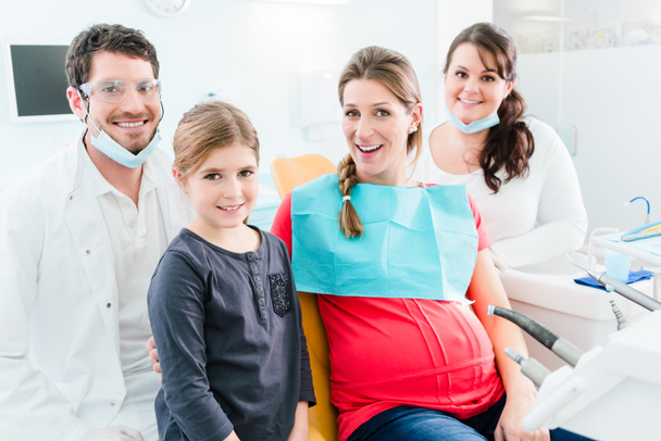 Dentiste avec femme enceinte et enfant en chirurgie
 - Photo, image