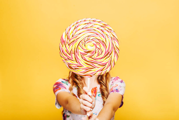 Kobieta z lollypop candy - Zdjęcie, obraz
