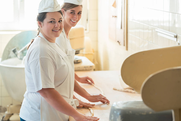 Baker femmes travaillant dans la boulangerie de boulangerie
 - Photo, image