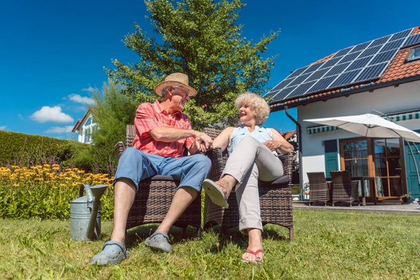 Heureux couple de personnes âgées amoureux se détendre ensemble dans le jardin dans un
 - Photo, image