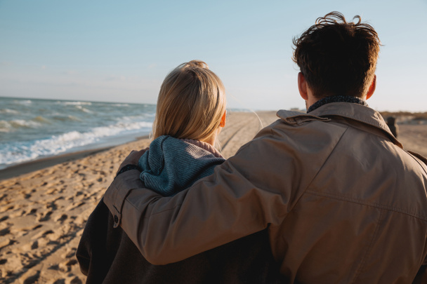couple hugging at seaside - Foto, Imagem