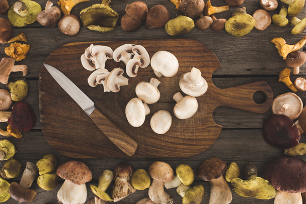 cutting board with knife and cut mushrooms - 写真・画像