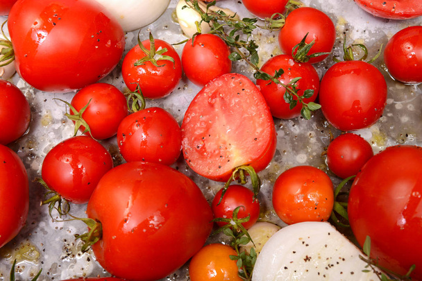 Tuoreet tomaatit, valkosipuli, sipulit
 - Valokuva, kuva