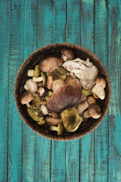 wicker plate with different mushrooms - Foto, Bild