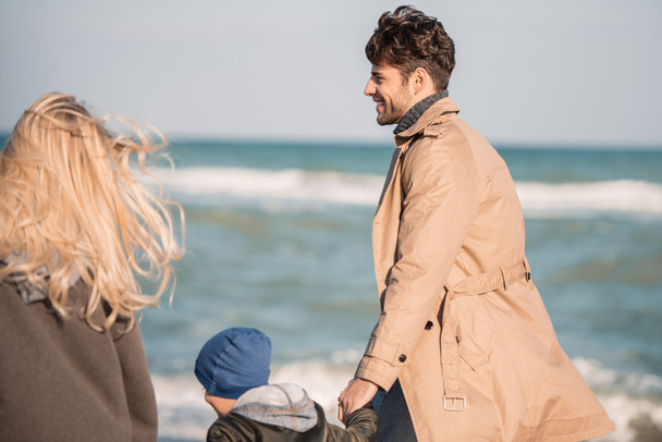rodiče s syna chůzi na pobřeží - Fotografie, Obrázek