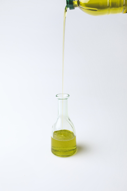 Transfusing hausgemachtes Olivenöl - Foto, Bild