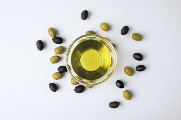 miska szklana z oliwą z oliwek   - Zdjęcie, obraz