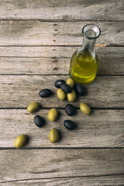 Glass bottle with olive oil   - Foto, imagen