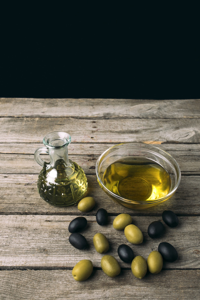 Szklana butelka i miskę z oliwy z oliwek   - Zdjęcie, obraz