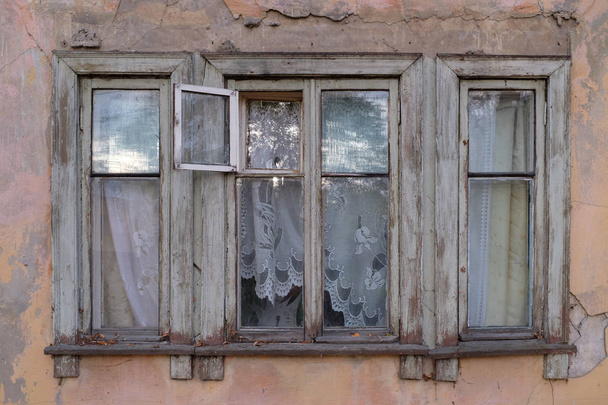 παλιό παράθυρο στο παλιό σπίτι - Φωτογραφία, εικόνα