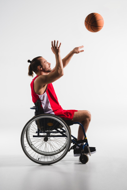 Disabled sportsman throwing basketball - Photo, Image