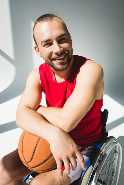 Deportista adicto sosteniendo baloncesto
 - Foto, Imagen