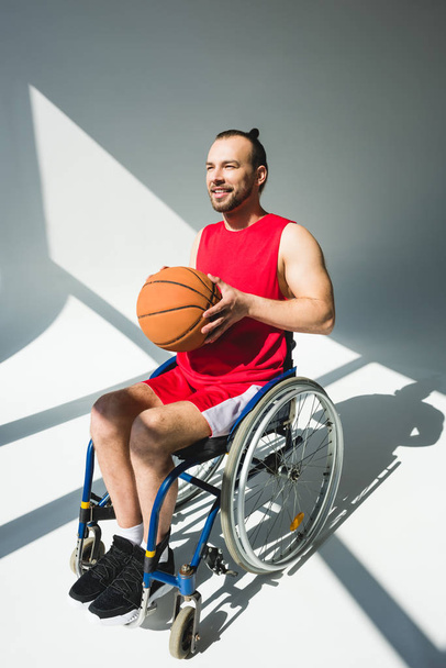 Hadicapped sportsman with basketball ball - Zdjęcie, obraz