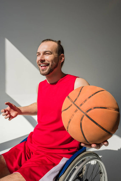 Handicapped sportsman holding basketball - Fotografie, Obrázek