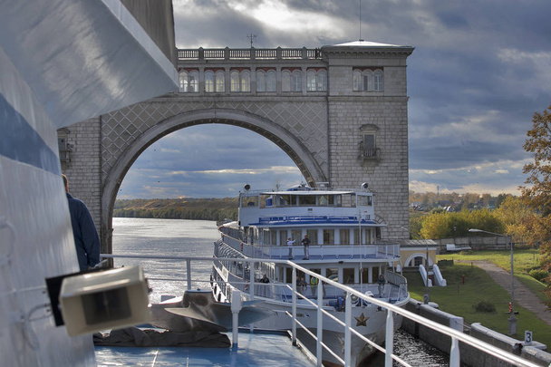 Boat in navigable gateway of Uglich hydroelectric power station on river Volga, Uglich, Russia - 写真・画像
