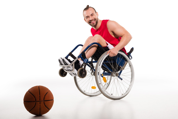 Χαμογελαστός παίκτης μπάσκετ σε αναπηρική καρέκλα  - Φωτογραφία, εικόνα