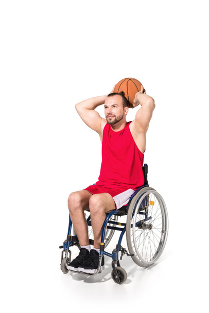 αθλητής στην αναπηρική καρέκλα που παίζει μπάσκετ - Φωτογραφία, εικόνα
