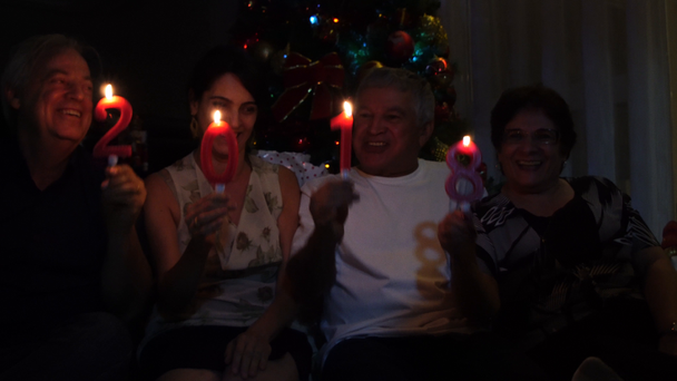 Οικογενειακή εκμετάλλευση και γιορτάζει ευτυχισμένο το νέο έτος 2018 - Πλάνα, βίντεο